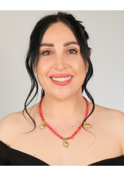 El Yapımı Mercan Boncuklu Bronz Salyangoz Kolye – Boho Akdeniz Statement Takı