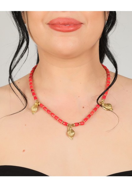 El Yapımı Mercan Boncuklu Bronz Salyangoz Kolye – Boho Akdeniz Statement Takı