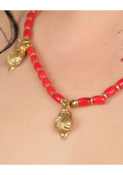 El Yapımı Mercan Boncuklu Bronz Salyangoz Kolye – Boho Akdeniz Statement Takı