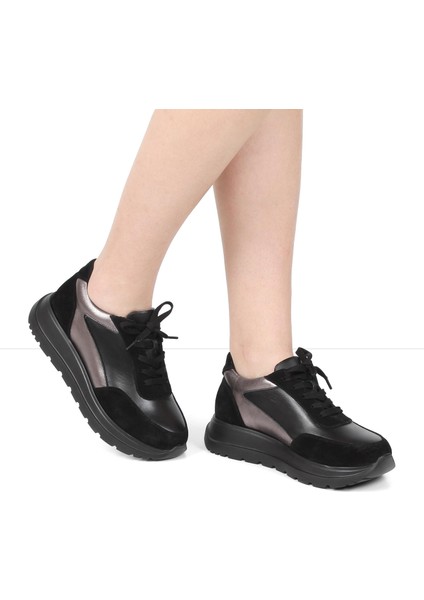 Kadın Siyah Bağcıklı Kalın Tabanlı Süet Deri Sneaker