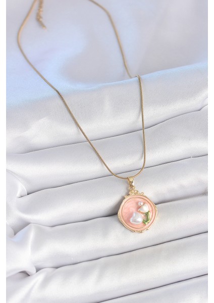 316L Çelik Gold Renk Zincir Pembe Mineli Incili Çiçek Işlemeli Portre Model Kadın Kolye - TJ-BKO10151 fiyatları