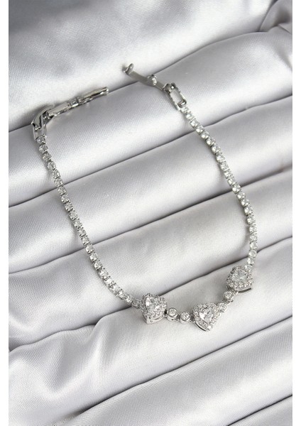 Pirinç Sıralı Kalp Figürlü Zirkon Taşlı Gümüş Renk Kadın Bileklik - TJ-BB6980