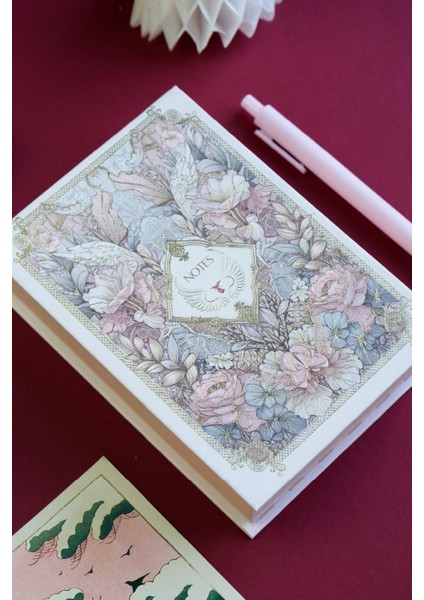 Masa Üstü Sert Kapaklı Notluk. 80 Gram Ivory Kağıt , 340 Yaprak. 11X15,8 Cm. Renkli Kenar.
