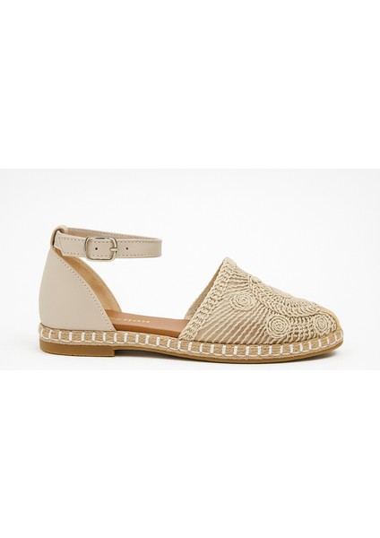 El Işçiliği Şıklığı: Yazın Vazgeçilmezi Hasır Espadril Sandalet