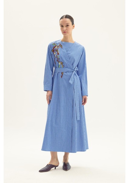 Abrienda Nakışlı Çizgili Elbise Mavi