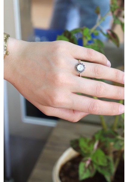 Sedef Taşlı Papatya Model 925 Ayar Gümüş Markazit Kadın Yüzük 201024240 fiyatları