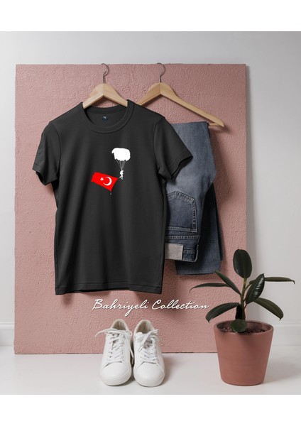 Oversize Paraşütlü ve Türk Bayraklı Asker Tasarımlı Unisex T-Shirt