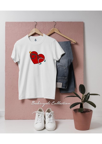 Oversize Stethoscope And Red Heart Tasarımlı T-Shirt fiyatları