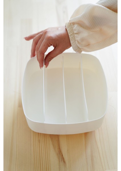 Beyaz 4 Bölmeli Ayaklı Makyaj ve Takı Organizeri, şık ve düzenli saklama çözümü