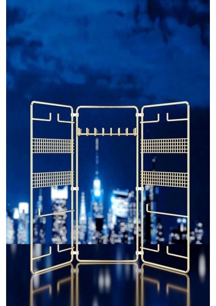 Altın tonlu metal takı ve aksesuar düzenleyici standı, şık ve pratik kullanım sağlar