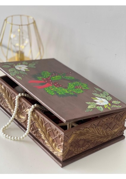 El Boyaması Çelenk Temalı Ahşap Noel Hatıra Kutusu, Renkli ve Şık Tasarım