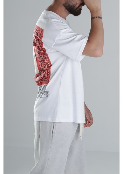 Halı Desenli Beyaz Tasarım T-Shirt fırsatları