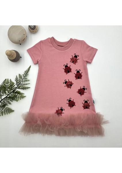 1-2-3 Yaş Uğur Böceği Nakışlı Fırfır Uçlu Kız Çocuk Jile Elbisesi Pudra