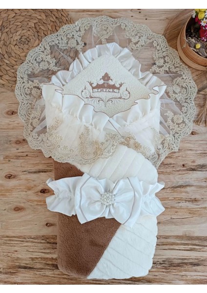 03 Yenidoğan Wool Yün Kumaş Taç Nakışlı Güpür Duvaklı Fiyonk Prizma Taş Unisex Kundak Bebek Battaniyesi Kahverengi