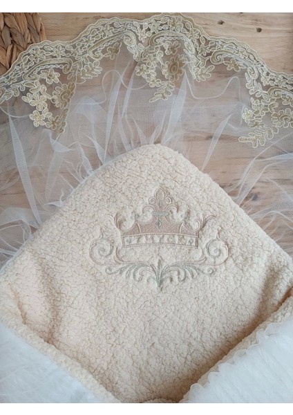 03 Yenidoğan Kuzulu Taç Nakış Güpürlü Fiyonklu Duvaklı Prizma Taş Unisex Kundak Bebek Battaniyesi Ekru indirimleri