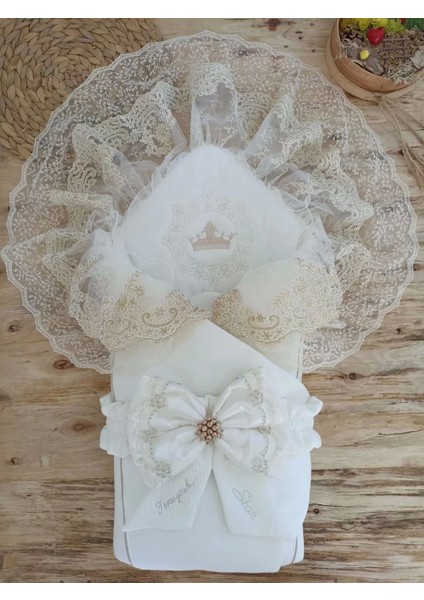 03 Yenidoğan Sahra Taç Nakışlı Plazma Taşlı Güpürlü Fiyonklu Duvaklı Trilüks Kundak Bebek Battaniyesi Sütlü Kahve