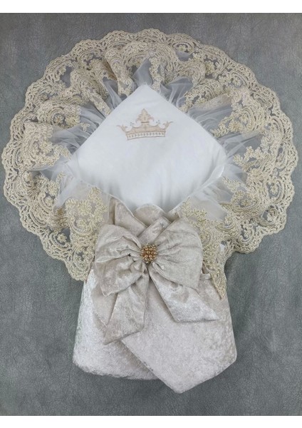 Yenidoğan Saray Kadife Taç Nakışlı Inci Fiyonklu Çift Dantel Duvak Trilüks Kundak Bebek Battaniyesi Vizon-Gold