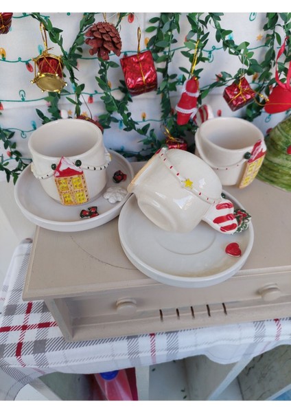 El yapımı yeni yıl temalı kırmızı kalp detaylı şık kahve fincanı modelleri