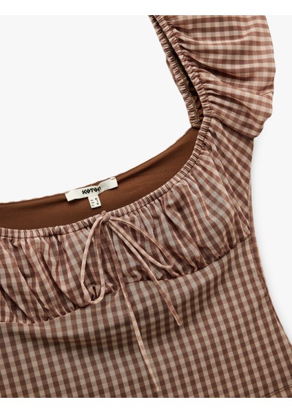 Slim Fit Kısa Kollu U Yaka Büzgülü Fiyonk Detaylı Pötikareli Bluz modelleri