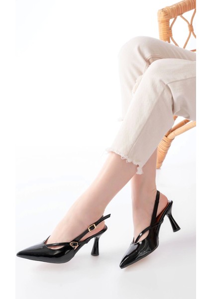 4962 Siyah Rugan Sivri Burun Tokalı Yuvarlak Topuk Kadın Sandalet modelleri