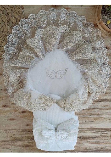 03 Yenidoğan Sahra Taç Nakışlı Gold Angel Trilüks Kundak Bebek Battaniyesi Ekru