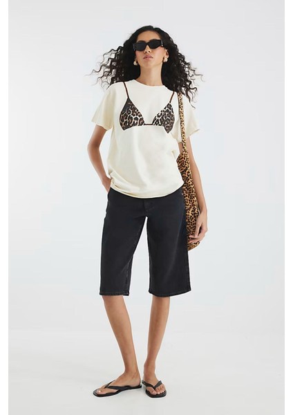 Kırık Beyaz Renk Leopar Bikini Desenli %100 Pamuk Kadın Oversize Tişört