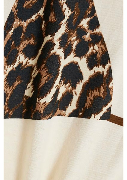 Kırık Beyaz Renk Leopar Bikini Desenli %100 Pamuk Kadın Oversize Tişört fırsatları