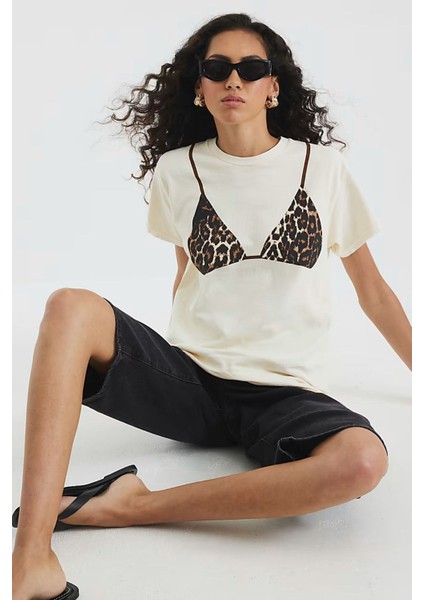 Kırık Beyaz Renk Leopar Bikini Desenli %100 Pamuk Kadın Oversize Tişört indirimleri