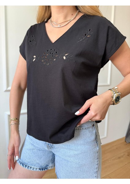 Siyah V Yaka Yaprak Detaylı Tshirt