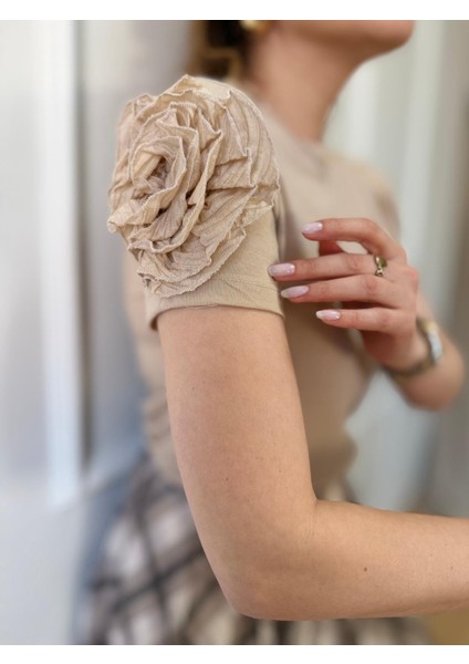 Taş Omuz Gül Detay Tshirt indirimleri