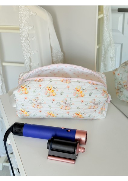 Ördek Desenli Beyaz Su Geçirmez Kapitoneli Airwrap Uyumlu Saç Şekillendirici Çantası – Geniş Hacimli, Fermuarlı, Pamuk Astarlı, Yıkanabilir Bakım Organizeri (35X14X12 Cm)