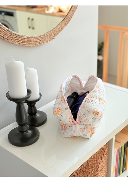 Ördek Desenli Beyaz Su Geçirmez Kapitoneli Airwrap Uyumlu Saç Şekillendirici Çantası – Geniş Hacimli, Fermuarlı, Pamuk Astarlı, Yıkanabilir Bakım Organizeri (35X14X12 Cm) modelleri