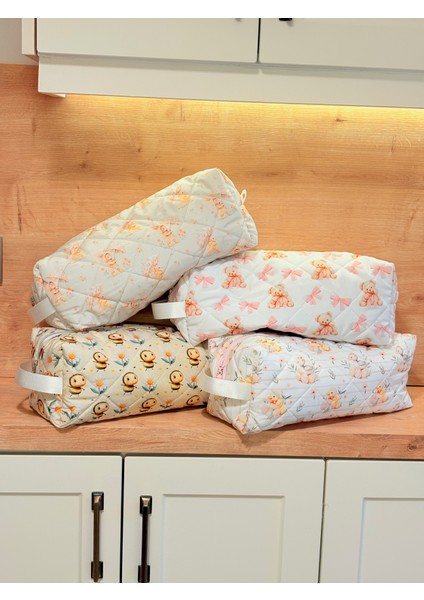 Ördek Desenli Beyaz Su Geçirmez Kapitoneli Airwrap Uyumlu Saç Şekillendirici Çantası – Geniş Hacimli, Fermuarlı, Pamuk Astarlı, Yıkanabilir Bakım Organizeri (35X14X12 Cm)