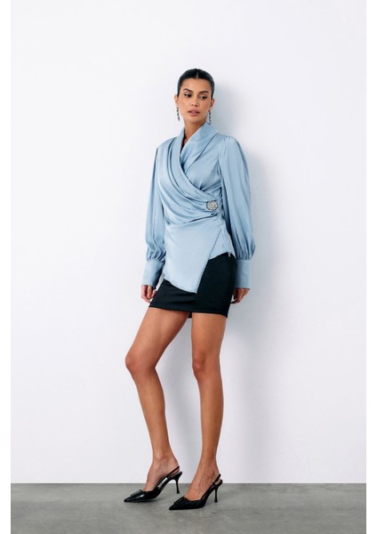 Broşlu Kruvaze Bluz - Bebe Mavi fiyatları