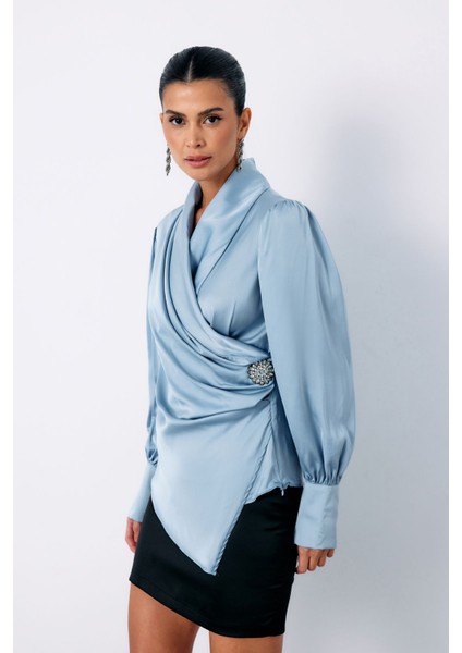 Broşlu Kruvaze Bluz - Bebe Mavi