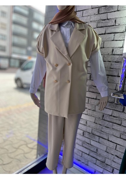 Üçlü Takım Beyaz Gömlek, Düğmeli Krem Çeket, Krem Pantolon