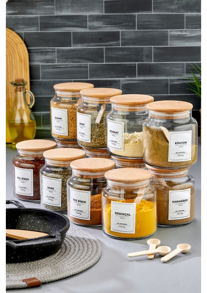 Ahşap Kapaklı Etiketli 500 ml 12 Adet Kavanoz ve 12 Adet Mini Baharat Kaşığı 24 Parça Baharat Seti