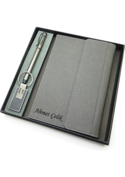 Signator® Codex | N142 Kişiye Özel Defterli Set - Isme Özel Gri Kalem + Isme Özel Gri Defter + Isme Özel Anahtarlık| Isme Özel Kutusunda Hediyelik Set