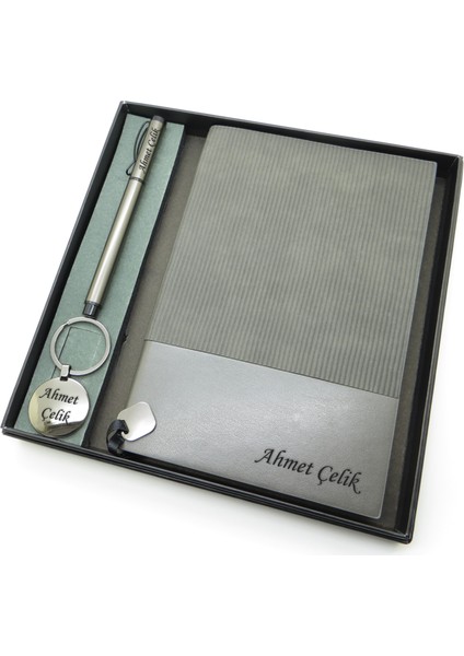 Signator® Codex | N149 Kişiye Özel Defterli Set - Isme Özel Gri Kalem + Isme Özel Gri Defter + Isme Özel Anahtarlık | Isme Özel Kutusunda Hediyelik Set
