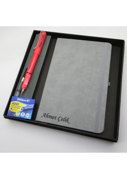 Signator® Codex | N323 Kişiye Özel Defterli Set - Isme Özel Kırmızı Dolma Kalem + Isme Özel Gri Defter + Yedek Kartuş| Isme Özel Kutusunda Hediyelik Set