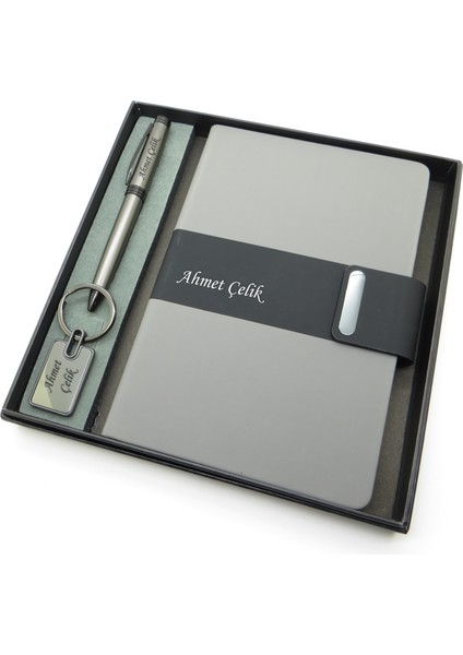 Signator® Codex | N378 Kişiye Özel Defterli Set - Isme Özel Gri Kalem + Isme Özel Gri Defter + Isme Özel Anahtarlık | Isme Özel Kutusunda Hediyelik Set