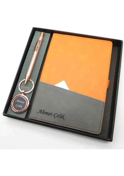 Signator® Codex | N200 Kişiye Özel Defterli Set - Isme Özel Beyaz Kalem + Isme Özel Turuncu Defter + Isme Özel Anahtarlık | Isme Özel Kutusunda Hediyelik Set