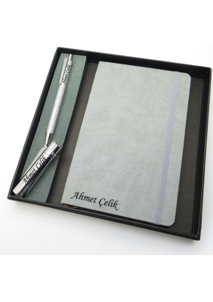 Signator® Codex | N255 Kişiye Özel Defterli Set - Isme Özel Gri Kalem + Isme Özel Gri Defter + Isme Özel Gümüş Çakmak | Isme Özel Kutusunda Hediyelik Set