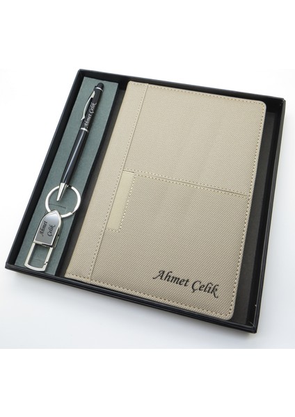 Signator® Codex | N283 Kişiye Özel Defterli Set - Isme Özel Siyah Kalem + Isme Özel Bej Defter + Isme Özel Anahtarlık| Isme Özel Kutusunda Hediyelik Set