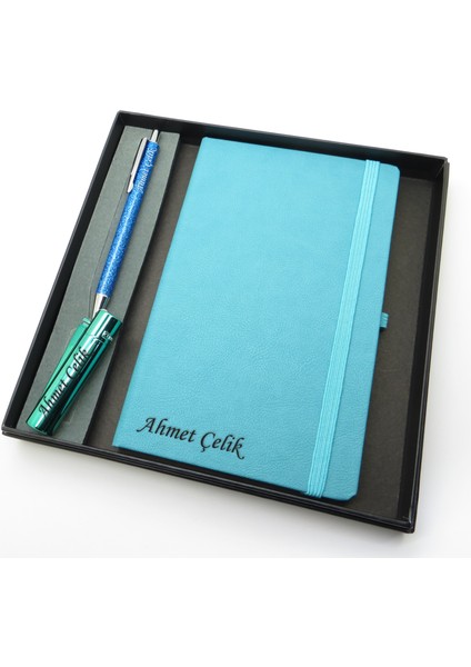 Signator® Codex | N266 Kişiye Özel Defterli Set - Isme Özel Mavi Kalem + Isme Özel Turkuaz Defter + Isme Özel Yeşil Çakmak | Isme Özel Kutusunda Hediyelik Set