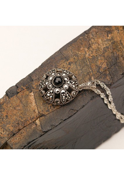 Gümüş Zincirli Oltu Taşlı Kalıp Desenli Kolye fiyatları