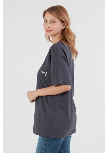 Kurdele Nakışlı Oversize Tişört fiyatları