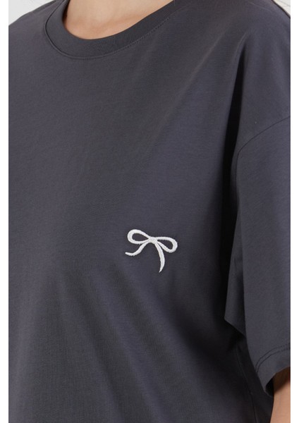 Kurdele Nakışlı Oversize Tişört indirimleri