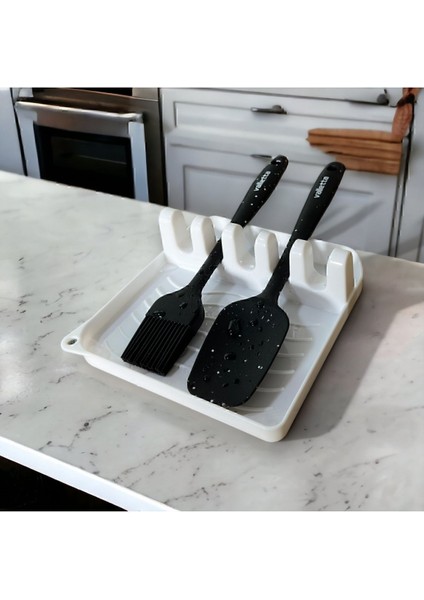 Beyaz Kapak Tutucu ve Kaşıklık, şık ve kullanışlı mutfak aksesuarı