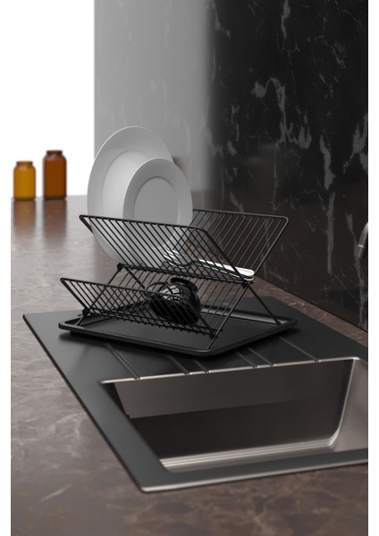 Şık ve kullanışlı tek katlı siyah tabaklık, dayanıklı plastik materyal.